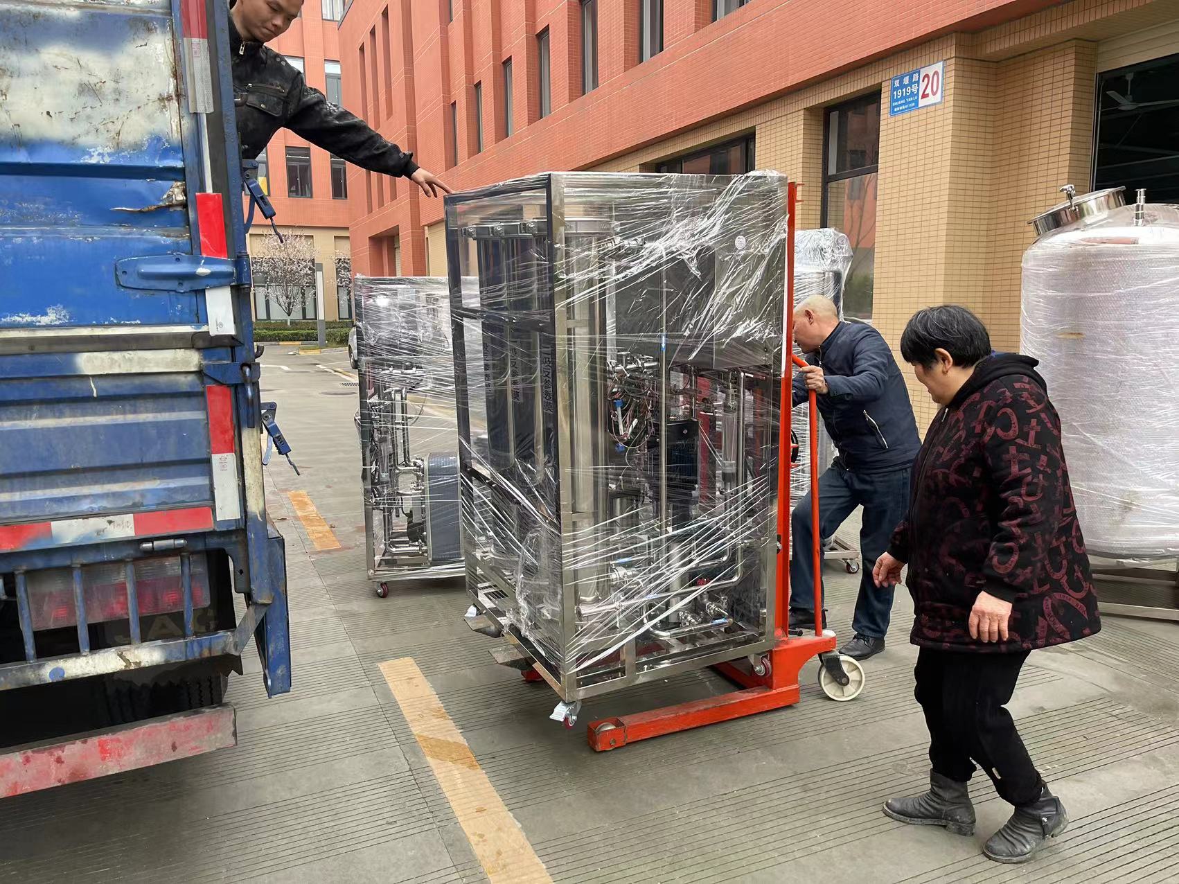 大型純(chún)水設備發(fā)貨現場 大型純水設備發貨現(xiàn)場