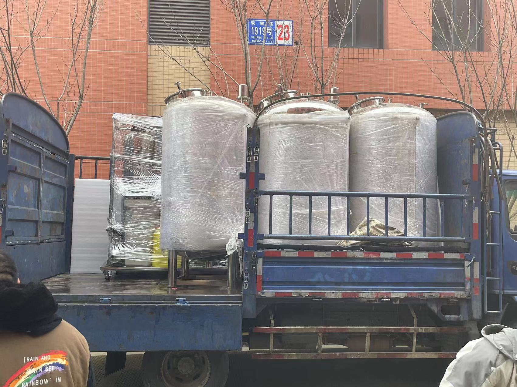 大型純水設備發(fā)貨現場 大型純水設備發貨現場